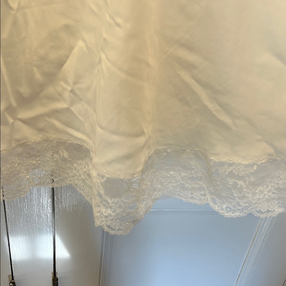 Chic White Lace Chemise - Picture 5 of 9